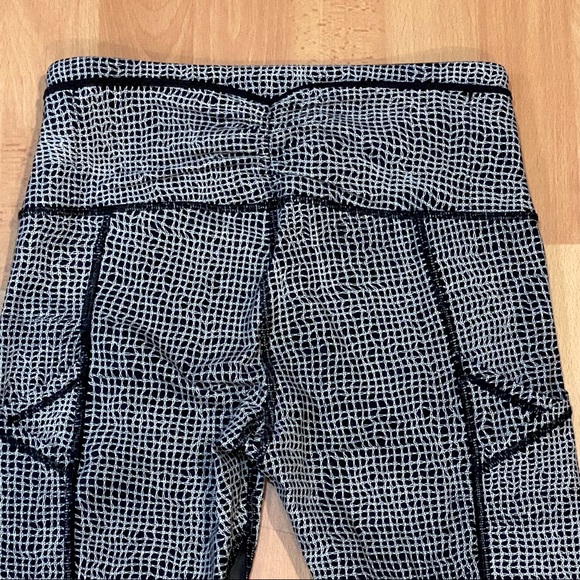 Lululemon Black & White Print 25” Legging Size 4 - Picture 4 of 5